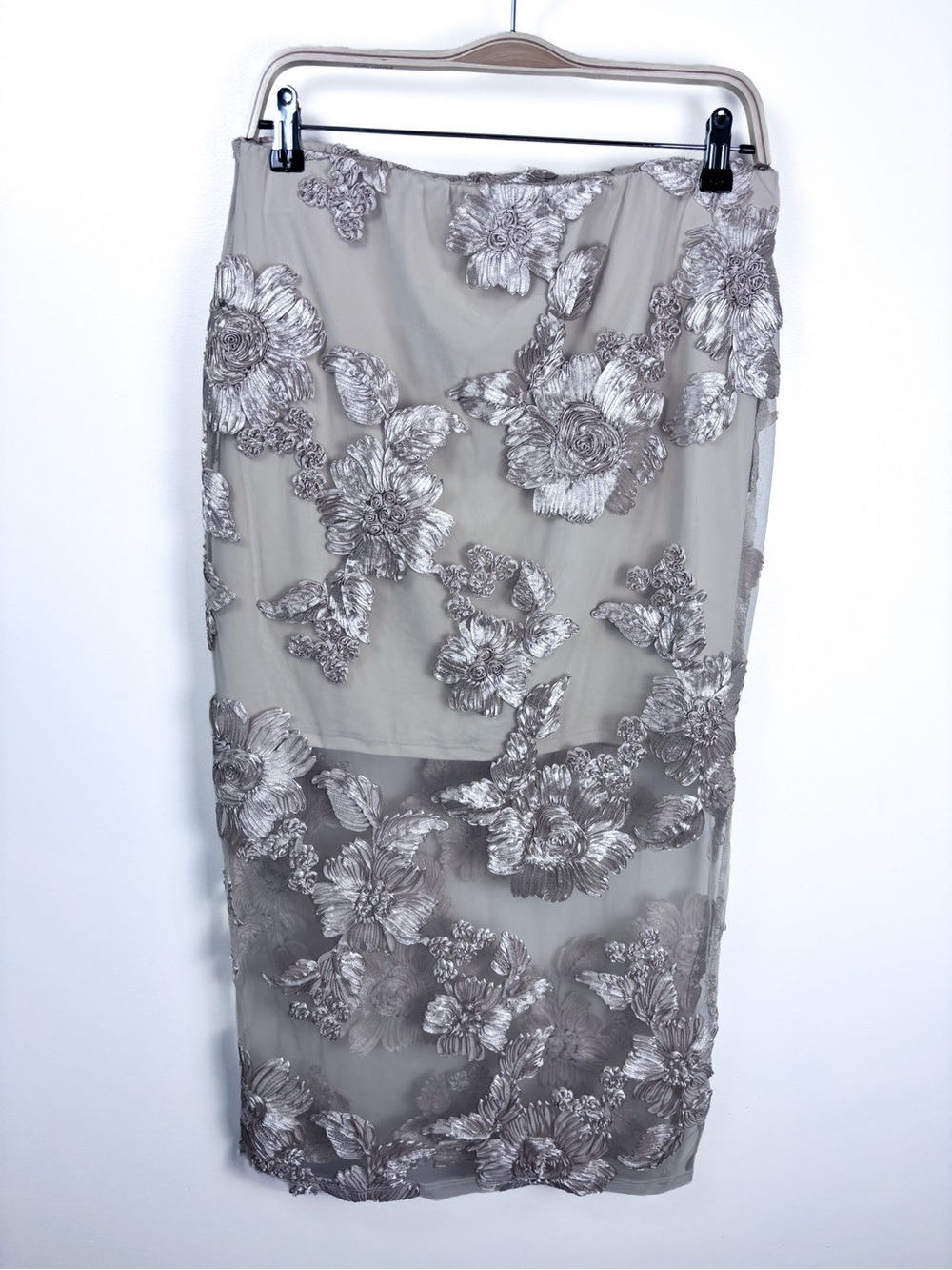 Camila Coelho Nude Silver Floral Embroidered 2 Piece Crop Top Skirt Co-Ord Set M - Picture 5 of 9